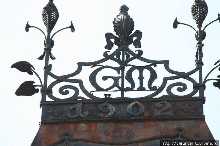 Шпиль на даче Месмахера с годом постройки и фамильным вензелем. Парголово, Россия
