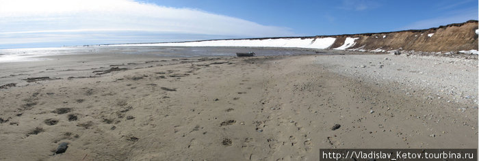 Во время отлива вода уходит, на десятки метров обнажая песчаный берег. Архангельская область, Россия