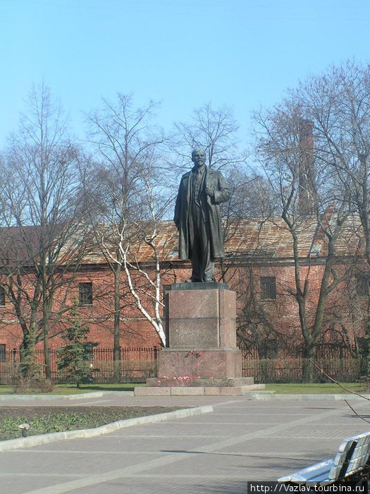 У памятника Ленину лежат, как ни удивительно, цветы Кронштадт, Россия