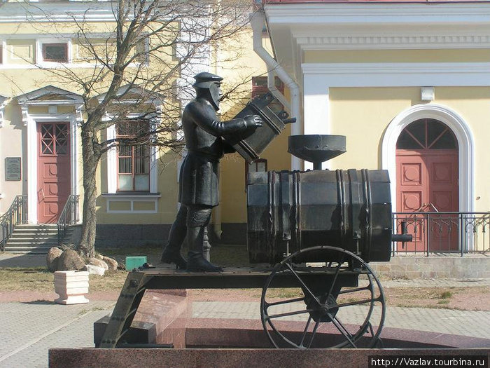 Памятник водоносу Кронштадт, Россия