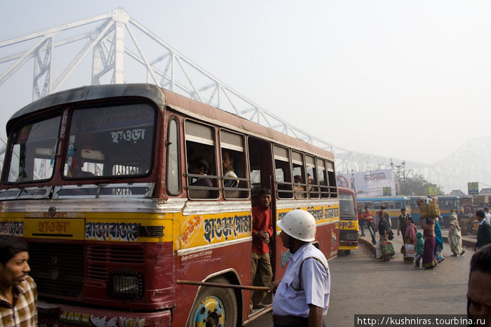 Не менее традиционные автобусы. Вполне комфортные. Калькутта, Индия