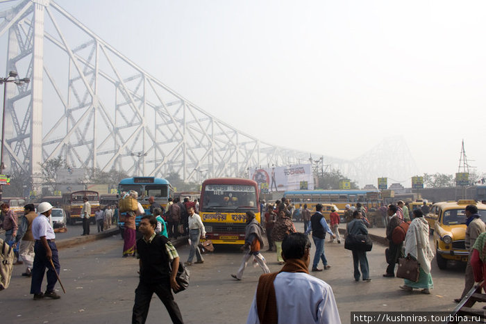 Площадь перед вокзалом Ховра с видом на мост Ховра Калькутта, Индия