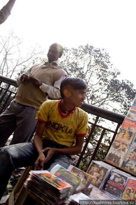 Мальчик продает продукция Боливуда, Тамилвуда и всех другиз возможных будов ))) Калькутта, Индия