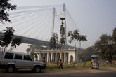 Мост Видясагар Сету был построен в 1992 году для разгрузки движения по мосту Ховра. Поскольку мост является платным, его используют лишь 85, 000 машин в день.