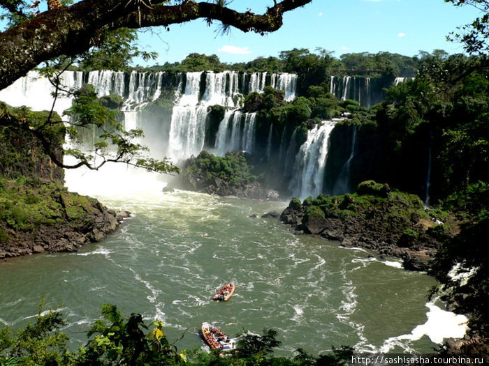 Пятиминутные лодочные экскурсии, для желающих ощутить водопадный душ! Пуэрто-Игуасу, Аргентина