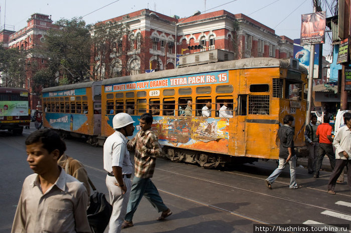 Калькуттский трамвай. Невероятно шумный и похож на броневик. Калькутта, Индия