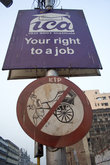 Рикшам вход запрещен! А плакат над знаком очень в тему.