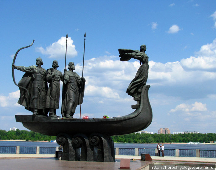 А этот памятник – один из символов Киева, недавно начал разваливаться от старости и его убрали на реконструкцию. Киев, Украина
