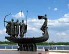 А этот памятник – один из символов Киева, недавно начал разваливаться от старости и его убрали на реконструкцию.