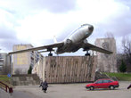 Место для установки самолёта было выбрано со смыслом – улица Моторостроителей в крупнейшем городском микрорайоне Скоморохова Гора