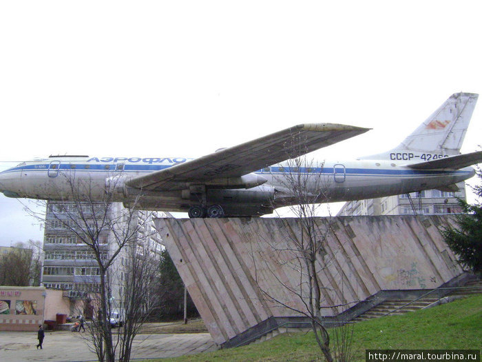 Самолёт Ту-104 — наглядная агитация былых успехов отечественного авиастроения и гражданской авиации. Рыбинск, Россия