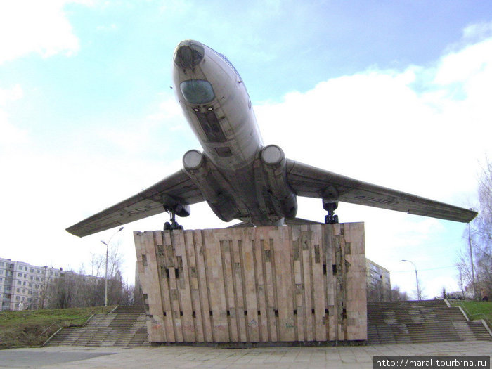 Рыбинск обзавелся памятником в виде пассажирского реактивного авиалайнера ТУ-104А с регистрационным номером СССР-42460 и серийным номером 96601902 в ноябре 1987 года Рыбинск, Россия