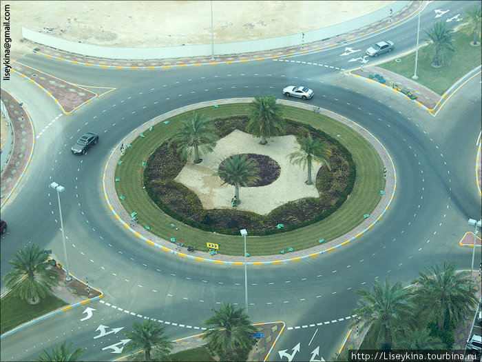 в Эмиратах каждый перекресток, если это не многоуровневая развязка — кругове движение, на котором надо пропускать тех кто слева — по началу непривычно, но потом оказывается что это очень удобно Абу-Даби, ОАЭ