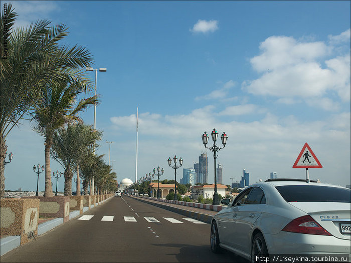 дорога на волнорез Абу-Даби, ОАЭ