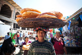 Продавец лепёшек. Кстати, в Узбекистане почти везде отвратительный хлеб. Обычно в таких странах хлеб очень вкусный, но здесь он обычно чёрствый и пресный.