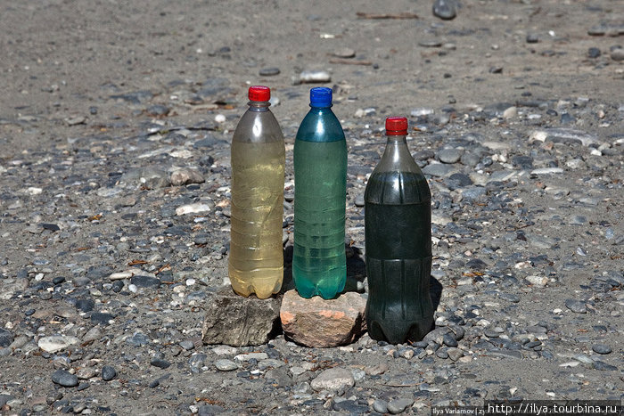 С бензином в Узбекистане беда. Заправок мало, найти хороший бензин очень сложно. Этим пользуются местные жители, они продают хороший бензин в бутылках вдоль дорог. Самарканд, Узбекистан