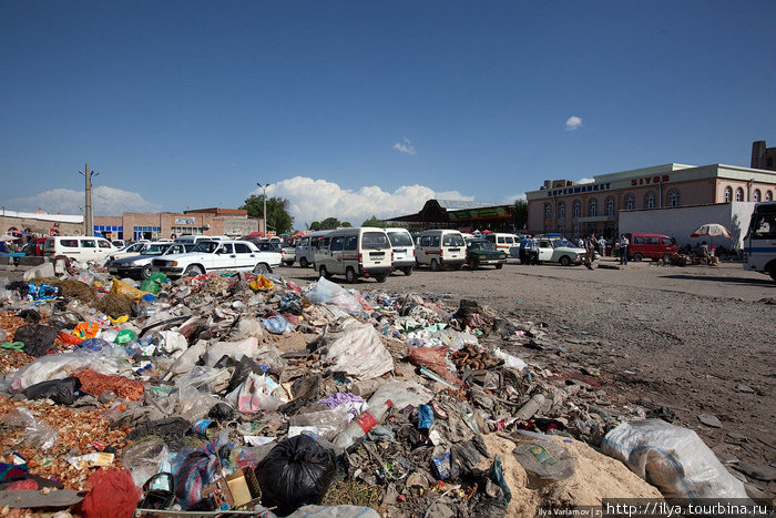 В Узбекистане есть две проблемы: плохие дороги и мусор. Урн почти нет, поэтому все подворотни напоминают стихийные свалки. Самарканд, Узбекистан