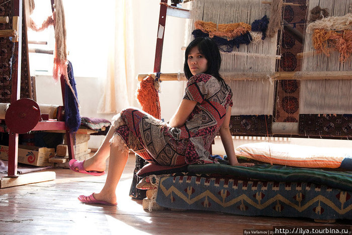 Если вам не нравятся цыгане, можно посетить ковровую фабрику. Здесь девушки целыми днями работают за 80 долларов в месяц. Самарканд, Узбекистан