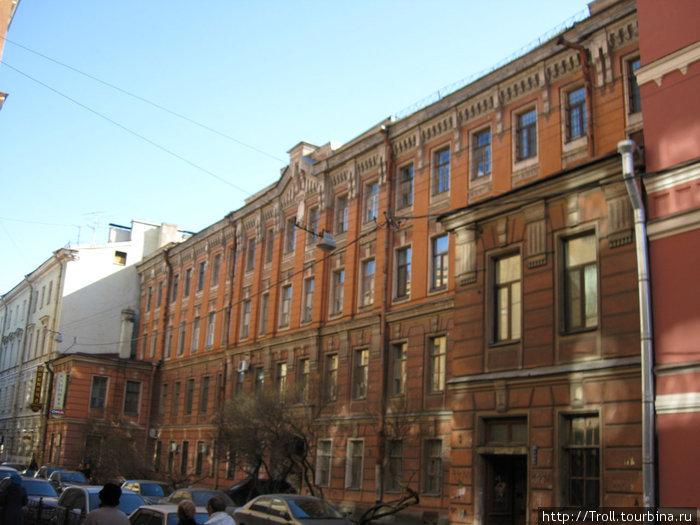 Хитро спланированный дом, с выемкой перед фасадом. Санкт-Петербург, Россия