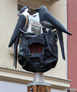 Столбик с птичками и с ювелирным украшением напротив ювелирного магазина