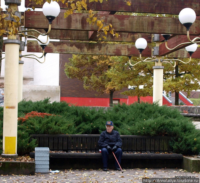 А бульварные скамейки ни чуть не изменились с 1980-х годов и даже местами знатно прогнили. Шауляй, Литва