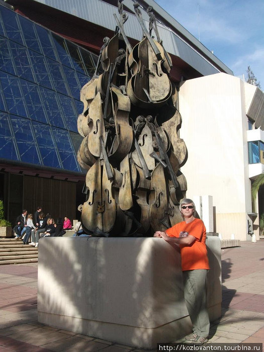 Ну не любят в Акрополисе скрипки и виолончели. Гора из выброшенных музыкальных инструментов. Ницца, Франция
