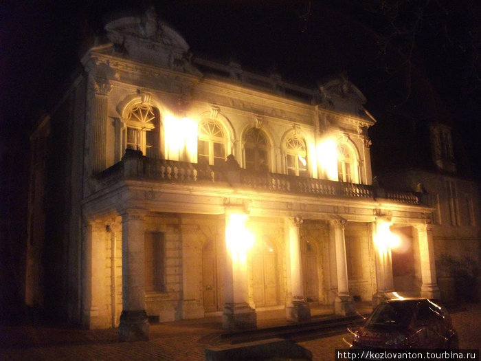 Театр ночью — волшебное зрелище! Невер, Франция