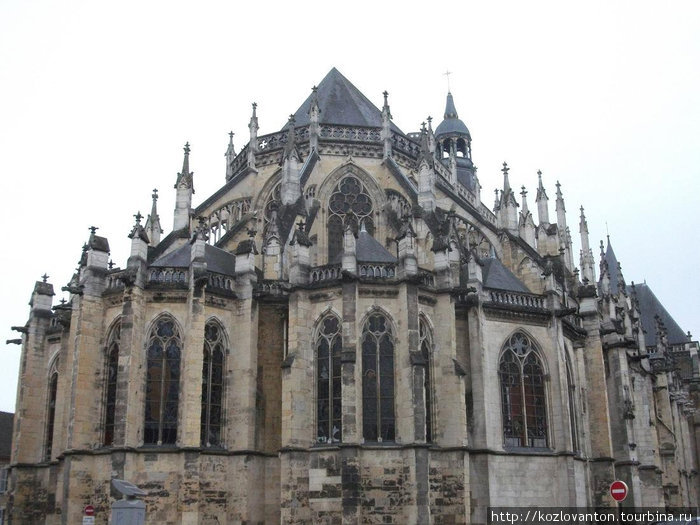 Романский собор Сен-Сир был построен в XI в., но после II мировой войны был полностью восстановлен. Невер, Франция