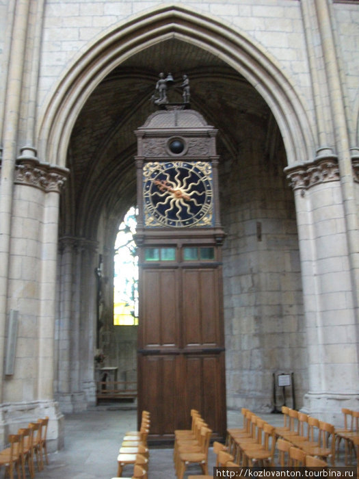Древние часы собора. Невер, Франция