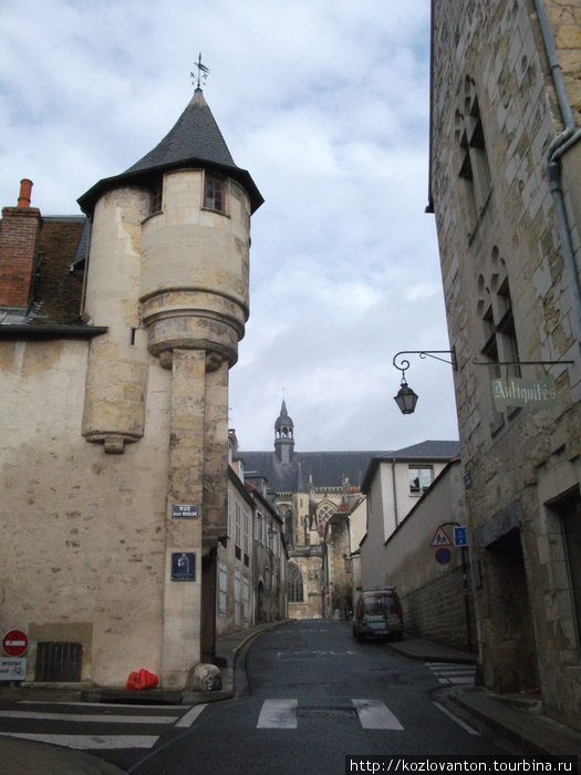 Дорога к храму из средневековой части города. Невер, Франция
