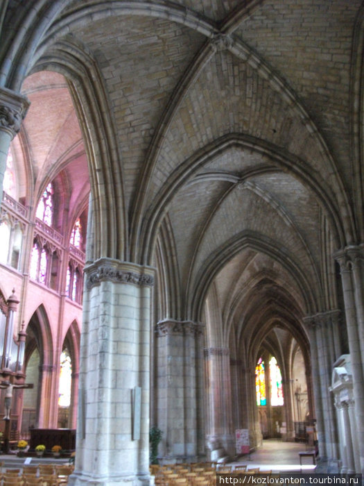 Переливы света внутри собора. Невер, Франция