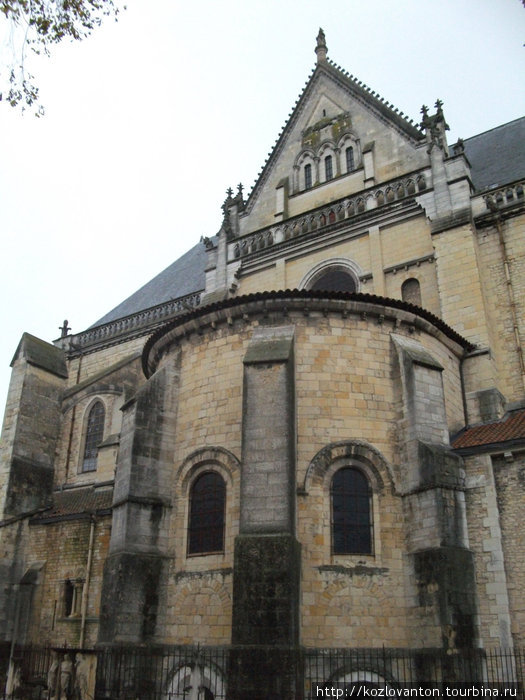 Фасад собора. Невер, Франция