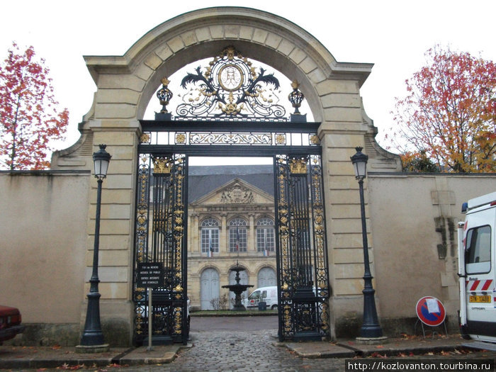 Вход в бывший епископский дворец (XVIII в.), выдержанный в классическом стиле. Невер, Франция