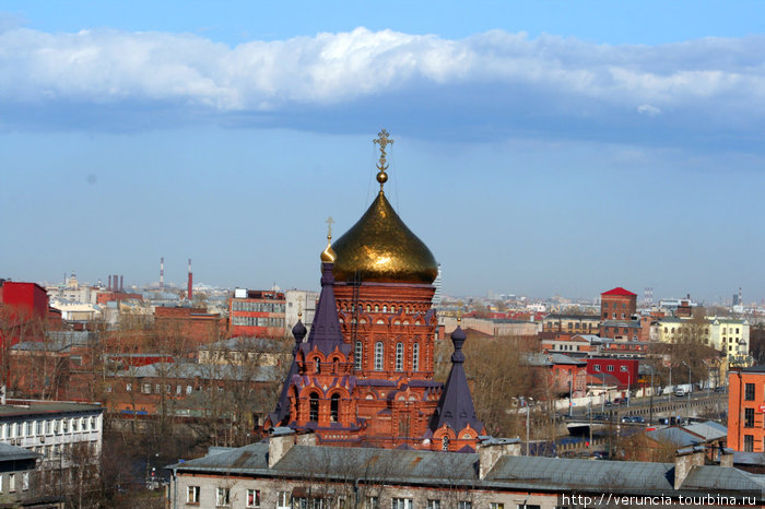 Вид с крыши на Двинской 8 на церковь Богоявления (1891-1899) , расположенную на Гутуевском острове. Санкт-Петербург, Россия