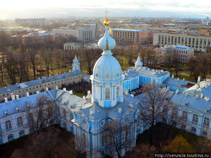 Вид с самой высокой смотровой площадки города — колоннады Смольного на район вокруг Чернышевской. Санкт-Петербург, Россия