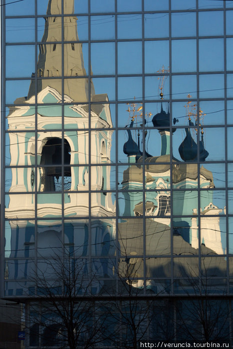 Отражение того же собора в другом бизнес-центре. Санкт-Петербург, Россия