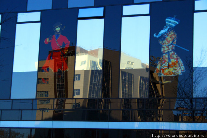 Отражение в торговом центре Бенуа, построенном на месте одноименной дачи на Пискаревском пр. Здесь в детстве жил художник. Санкт-Петербург, Россия