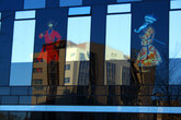 Отражение в торговом центре Бенуа, построенном на месте одноименной дачи на Пискаревском пр. Здесь в детстве жил художник.