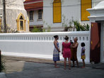Первая встреча для моих подруг с тайским монахом, тут в столице они лучше говорят по-английски, чем в храмах маленьких городков на нашем пути из Лаоса.