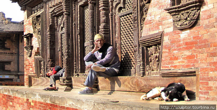 Полдень. Вот что значит неспешная, размеренная жизнь. Как потом оказалось, парень был укурен, просто в хлам. Бхактапур, Непал