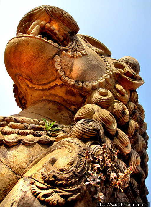 Вход в школу идеи через Львиные ворота, кроме того они украшены изображениями Бхайрава и Уграчанди (страшного воплощения Дурги), то есть Шивы и его спутницы в своих ужасающих ипостасях. Бхактапур, Непал