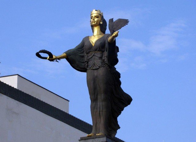 Статуя Софии / Статуя на Света София
