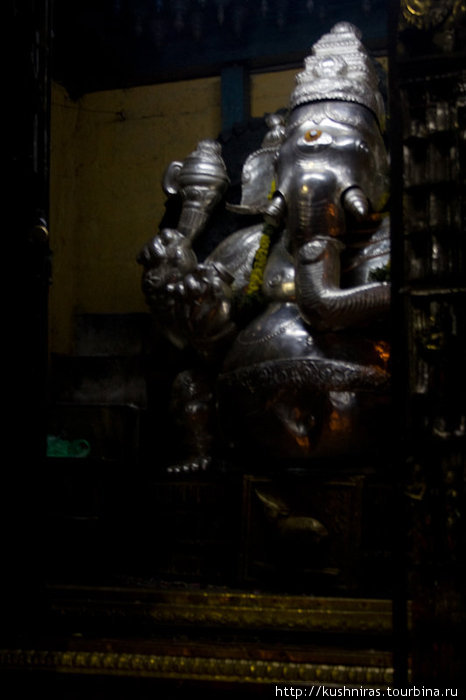 В Храме Богини Минакши Сундарешварар Мадурай, Индия
