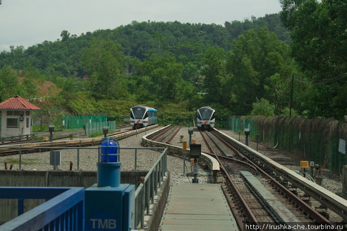 Стоянка поездов Rapid KL в тупике конечной станции. Куала-Лумпур, Малайзия