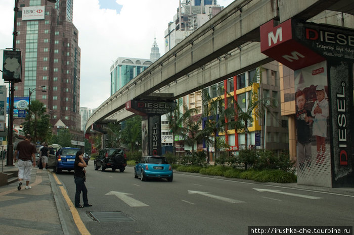 Пути для KL Monorail. Эти поезда управляются машинистами. Ветка пролегает в центре города. Куала-Лумпур, Малайзия