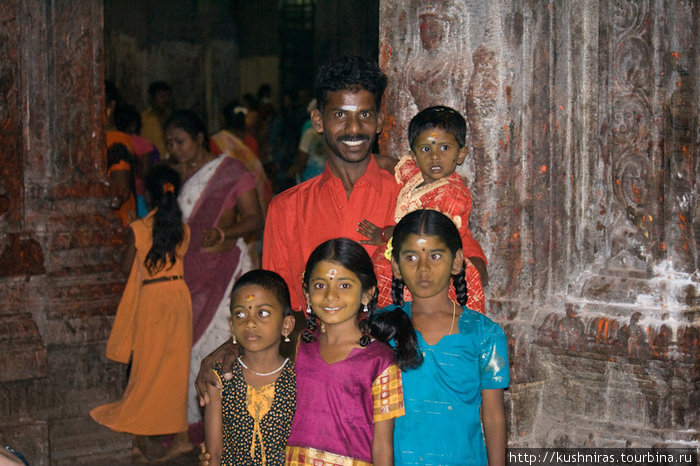 В Храме Богини Минакши Сундарешварар Мадурай, Индия