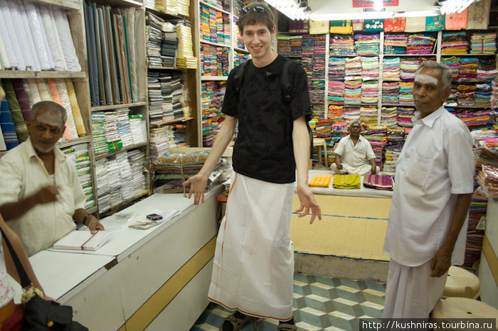 Обязательное одеяние на посещение храма Мадурай, Индия