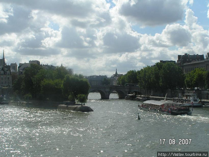 Прогулочный кораблик везёт туристов Париж, Франция