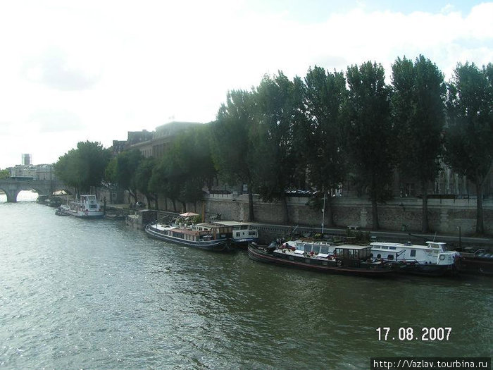 Жилые баржи пришвартованы вдоль берега Париж, Франция