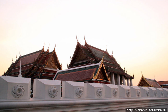 Вечер в центре Бангкока. Крыша храма Изумрудного Будды Бангкок, Таиланд